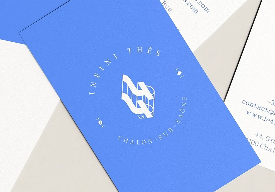 Zoom sur carte de visite du café Le 44, design élégant et typographie artisanale