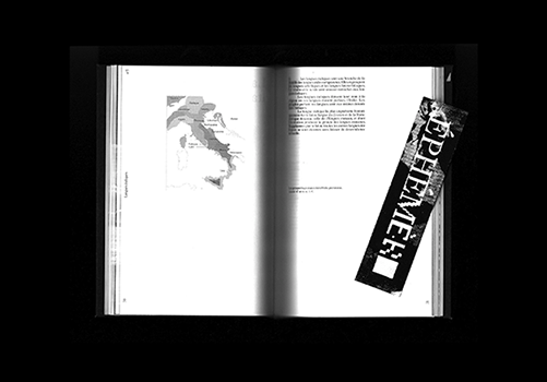 Double page intérieure du livre Éphémère avec marque page