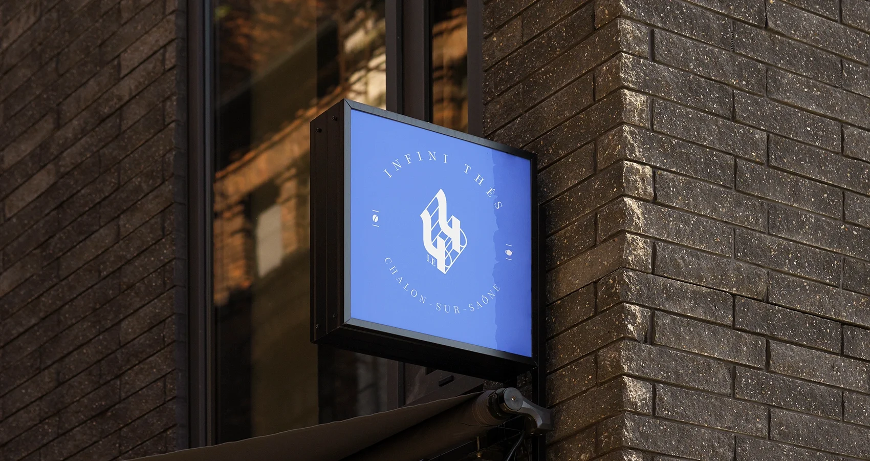 Enseigne du café Le 44 avec lettrage sur mesure et finition artisanale réalisée par Corentin Echivard