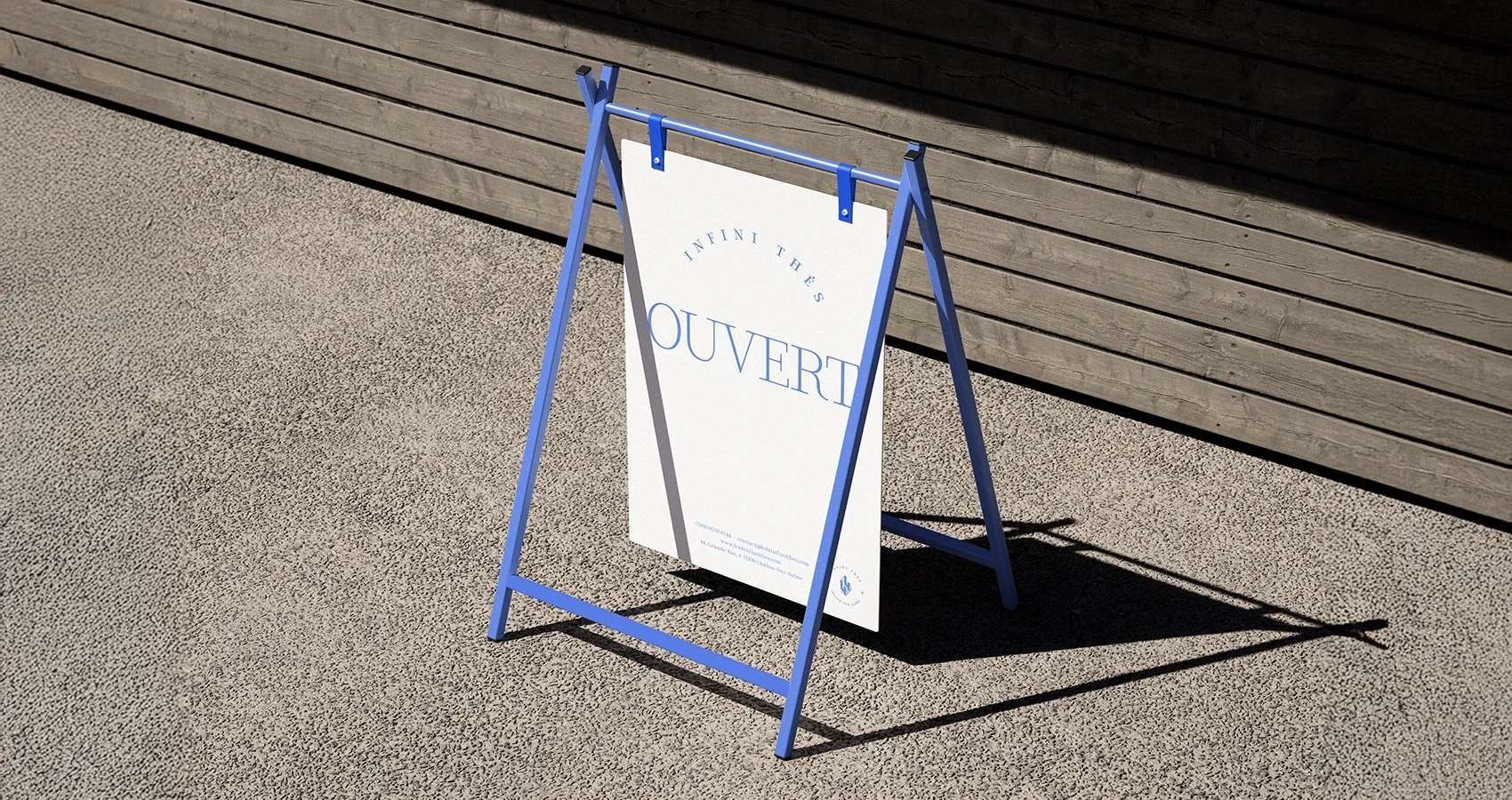 Pancarte extérieure du café Le 44, design sobre et accueillant conçue par Corentin Echivard