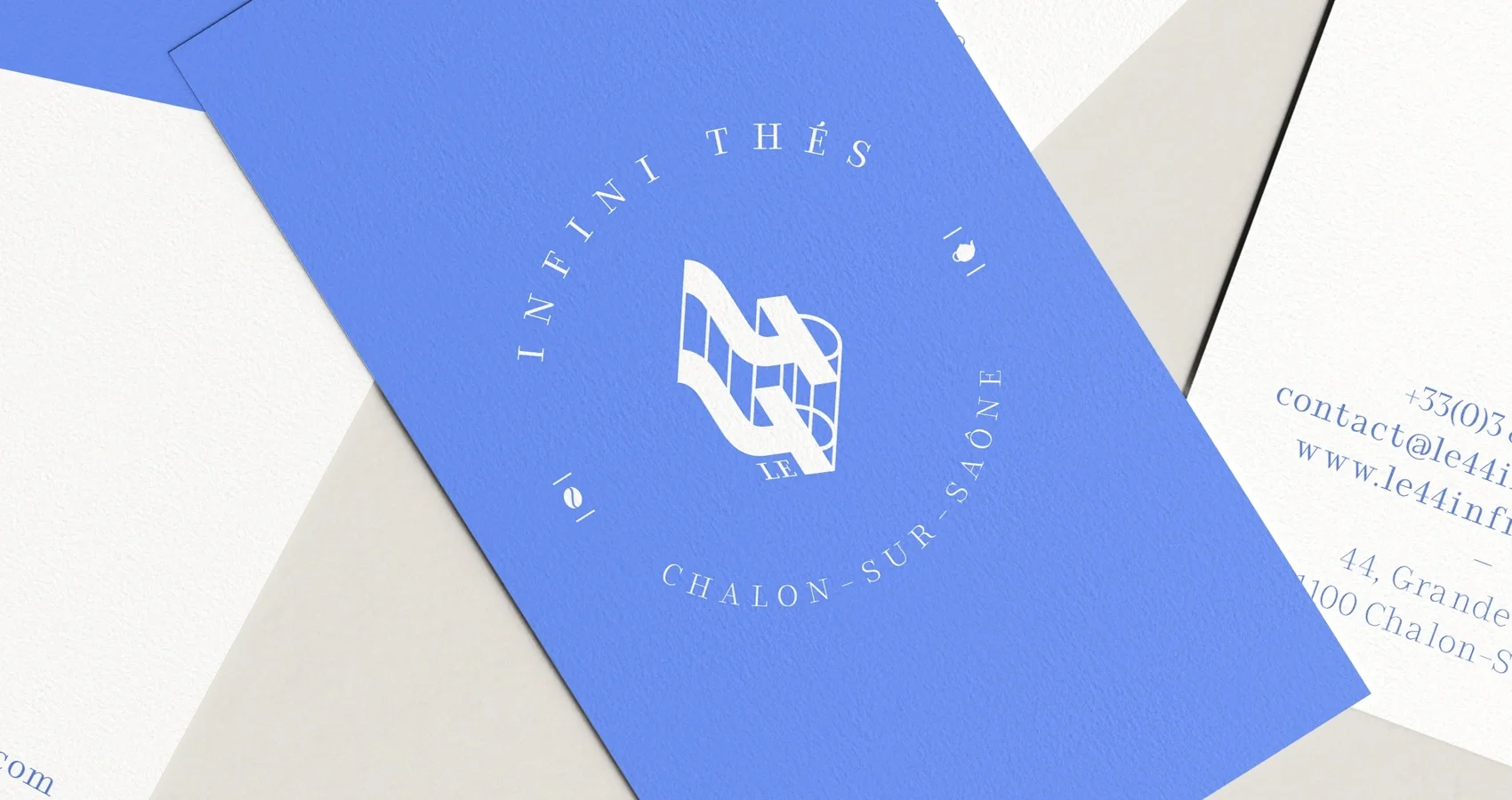 Zoom sur la carte de visite du café Le 44, recto verso avec logo et typographie artisanale réalisée par Corentin Echivard