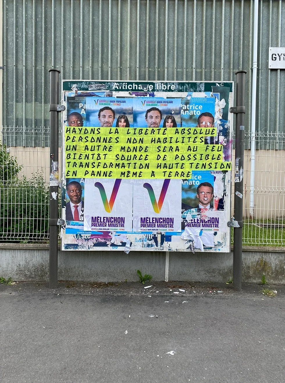 Poème en typographie Illico collé sur affichage libre