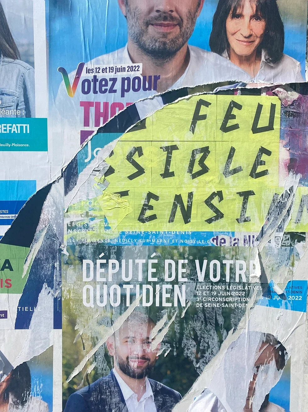 Affichage libre avec poème urbain en lettres scotchées
