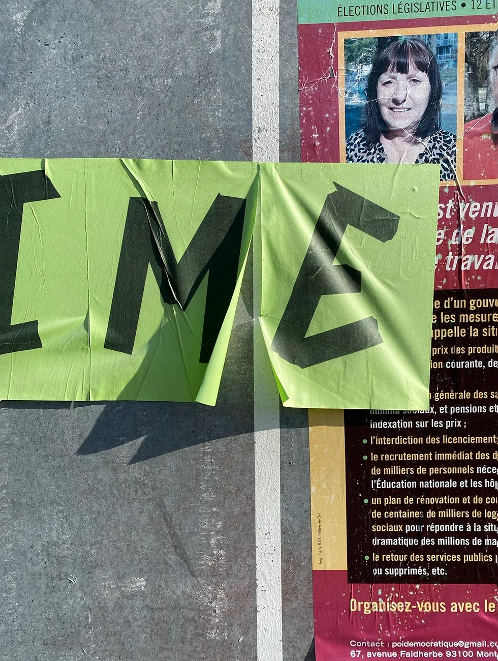 Détail d’un poème sur panneau d'affichage libre, typographie artisanale