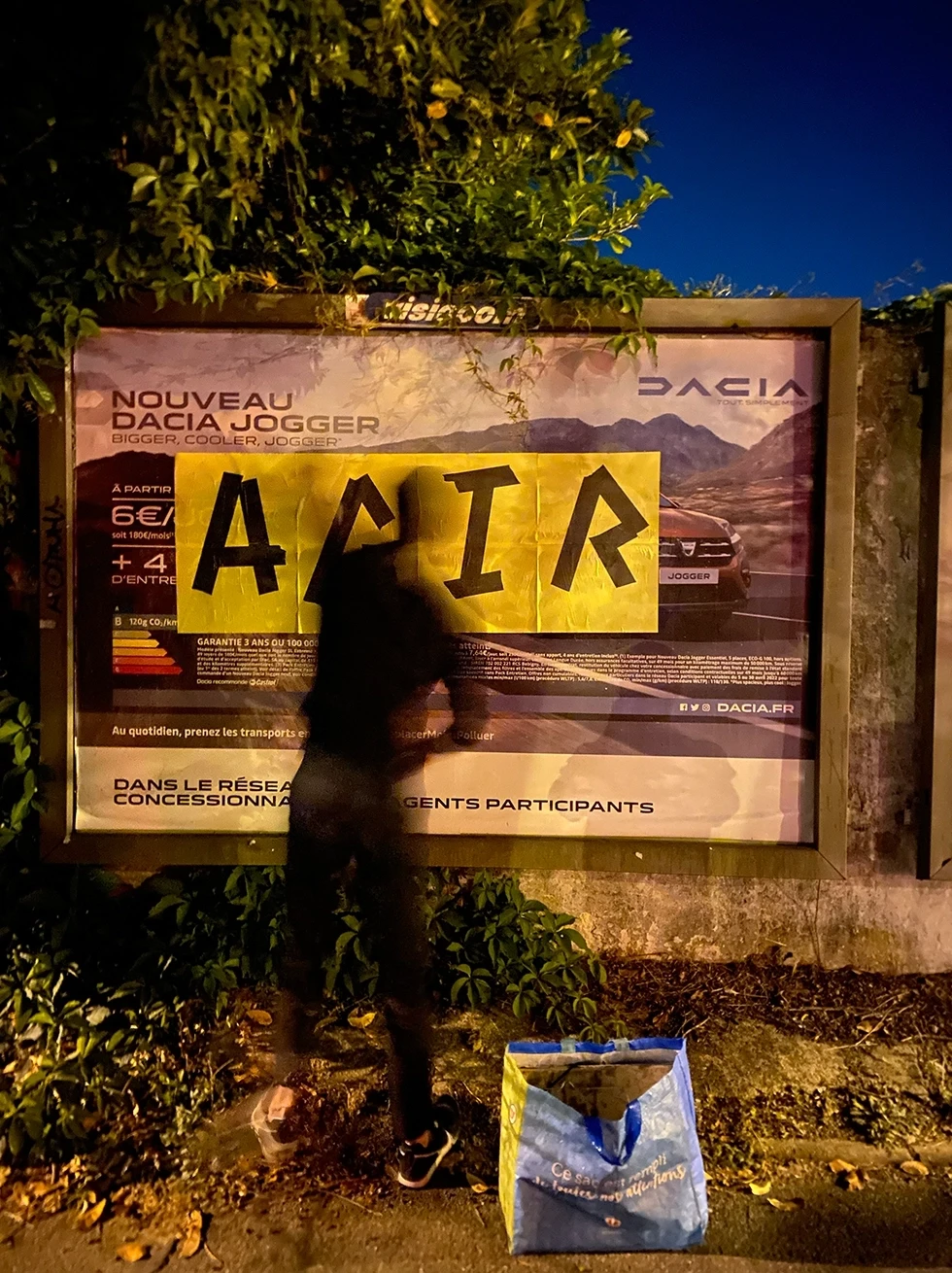Poème collé sur panneau publicitaire urbain