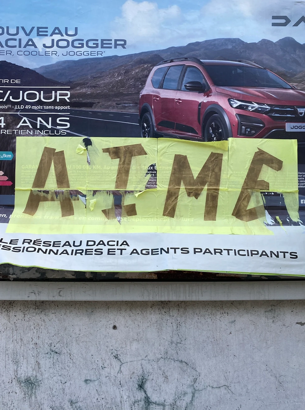Affichage poétique sur publicité détournée