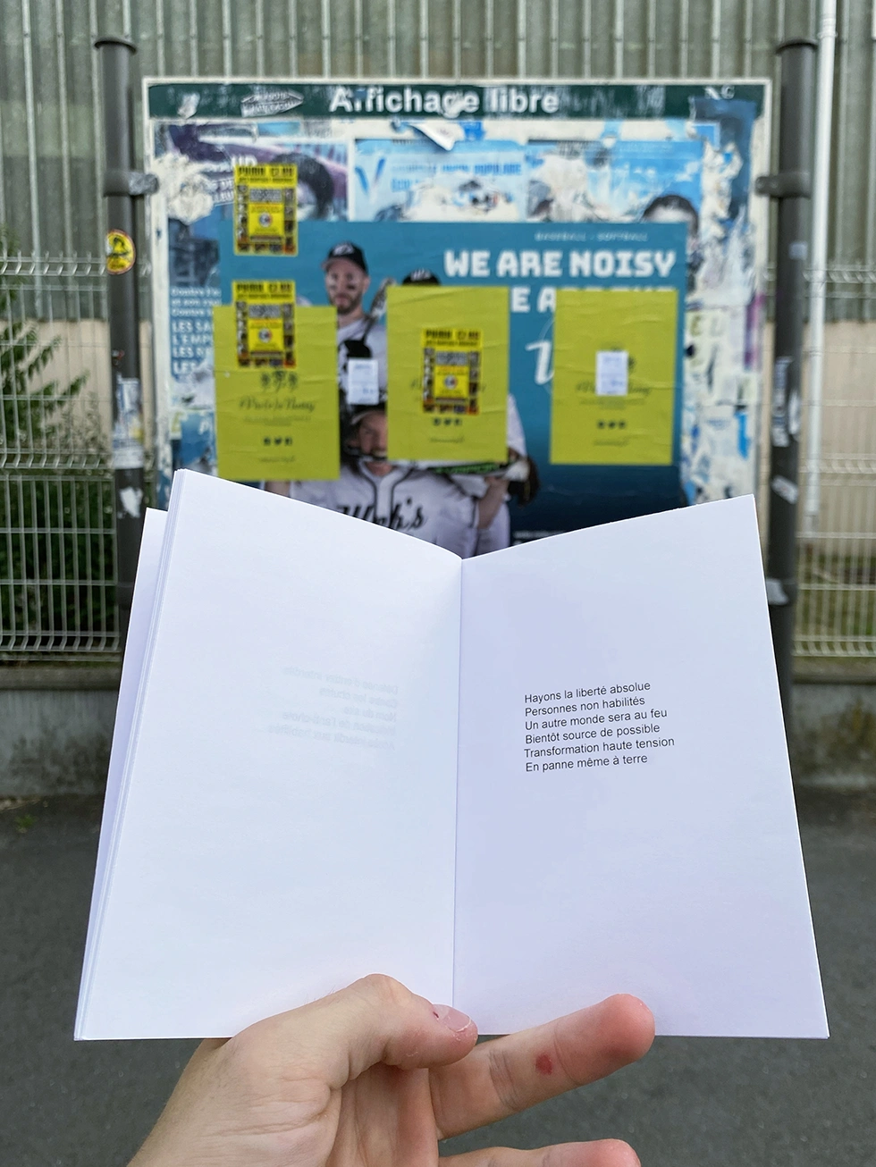 Affichage poétique sur publicité détournée