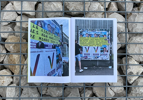 Livret reportage, double photo de la typographie Illico sur panneau urbain