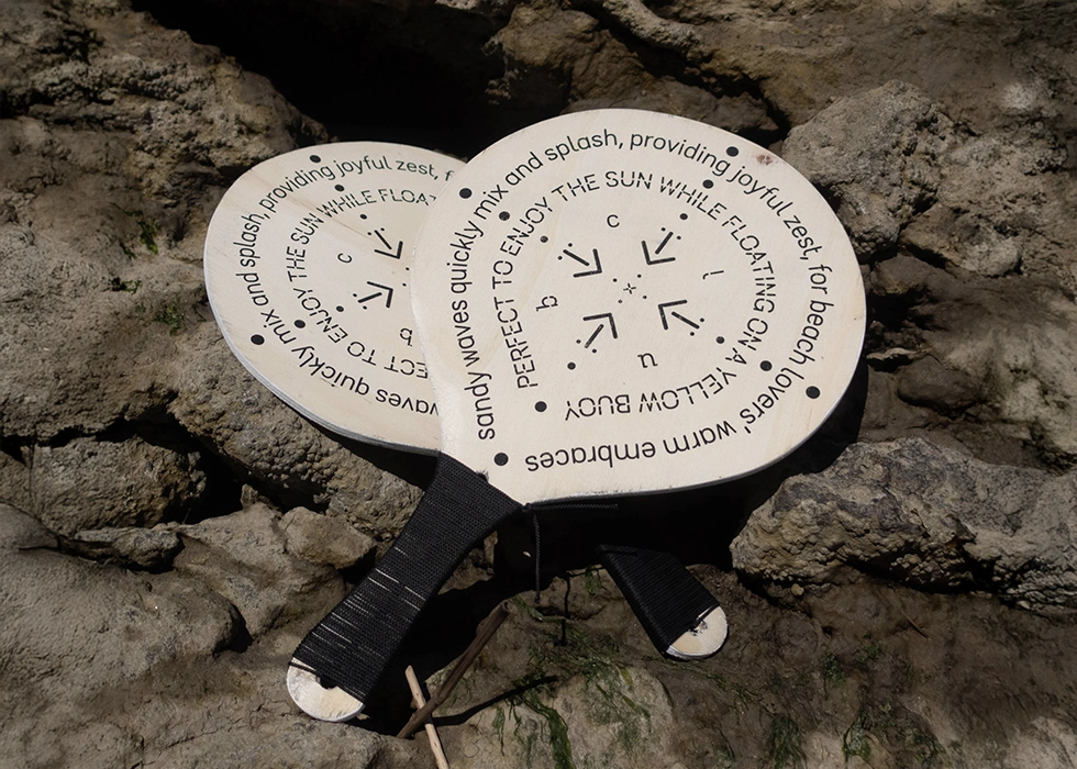 Set de deux raquettes de plage sérigraphiées de motifs circulaires et textes spiralés réalisés avec la typographie MF Beach Club disponible chez Milletype Foundry