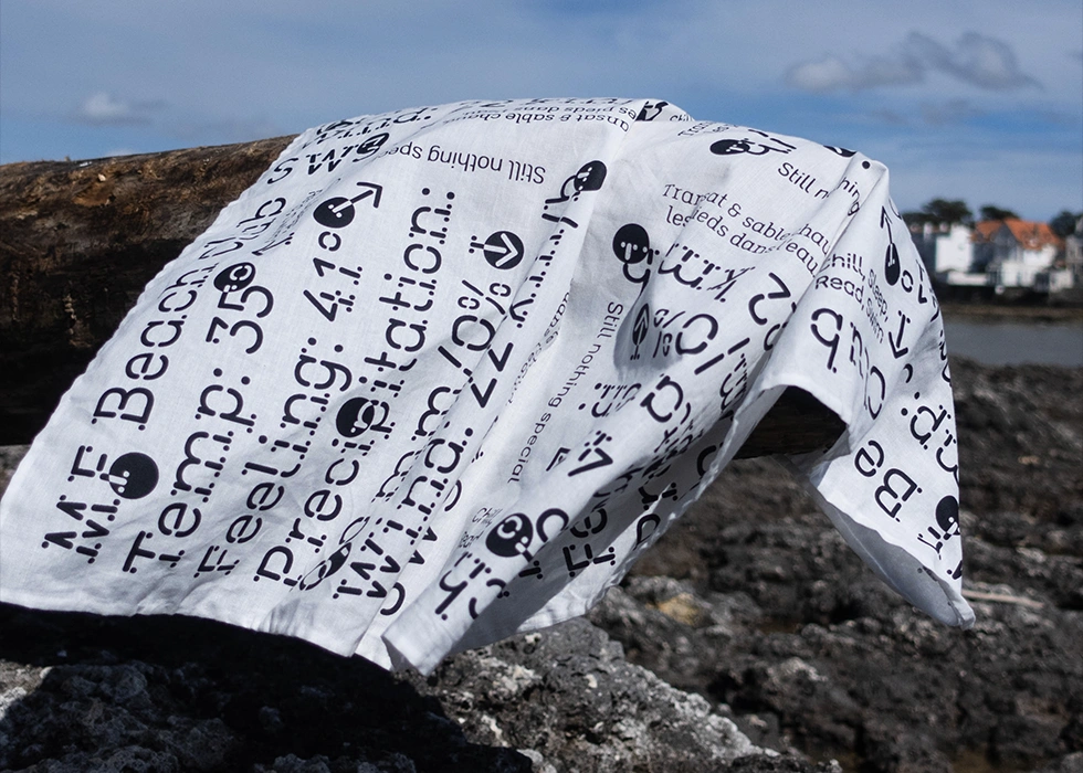 Tissu imprimé d’un motif répétitif de données météo stylisées et mises en page avec la typographie MF Beach Club disponible chez Milletype Foundry