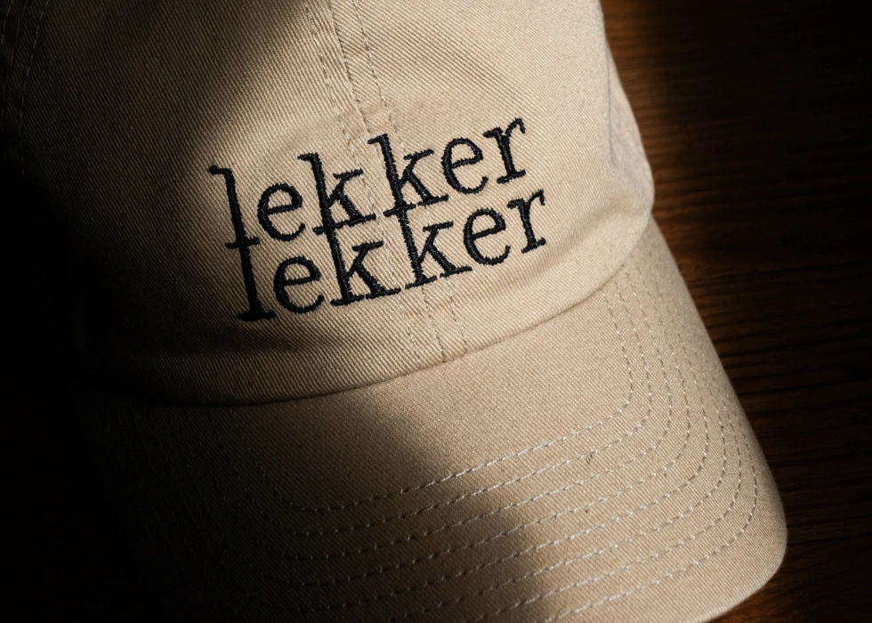 Casquette brodée du nom Corinthe avec la typographie MF Corinthe disponible chez Milletype Foundry