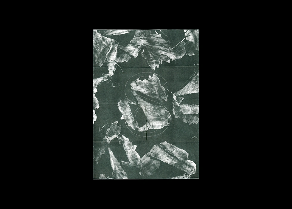 Détail d’un spécimen en risographie, reliure artisanale visible, de la police MF Minazuki disponible chez Milletype Foundry