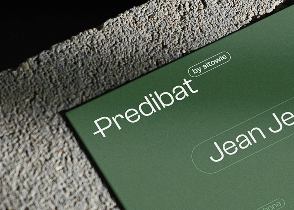 Zoom sur carte de visite Predibat, design minimal et logo typographique réalisé par Corentin Echivard