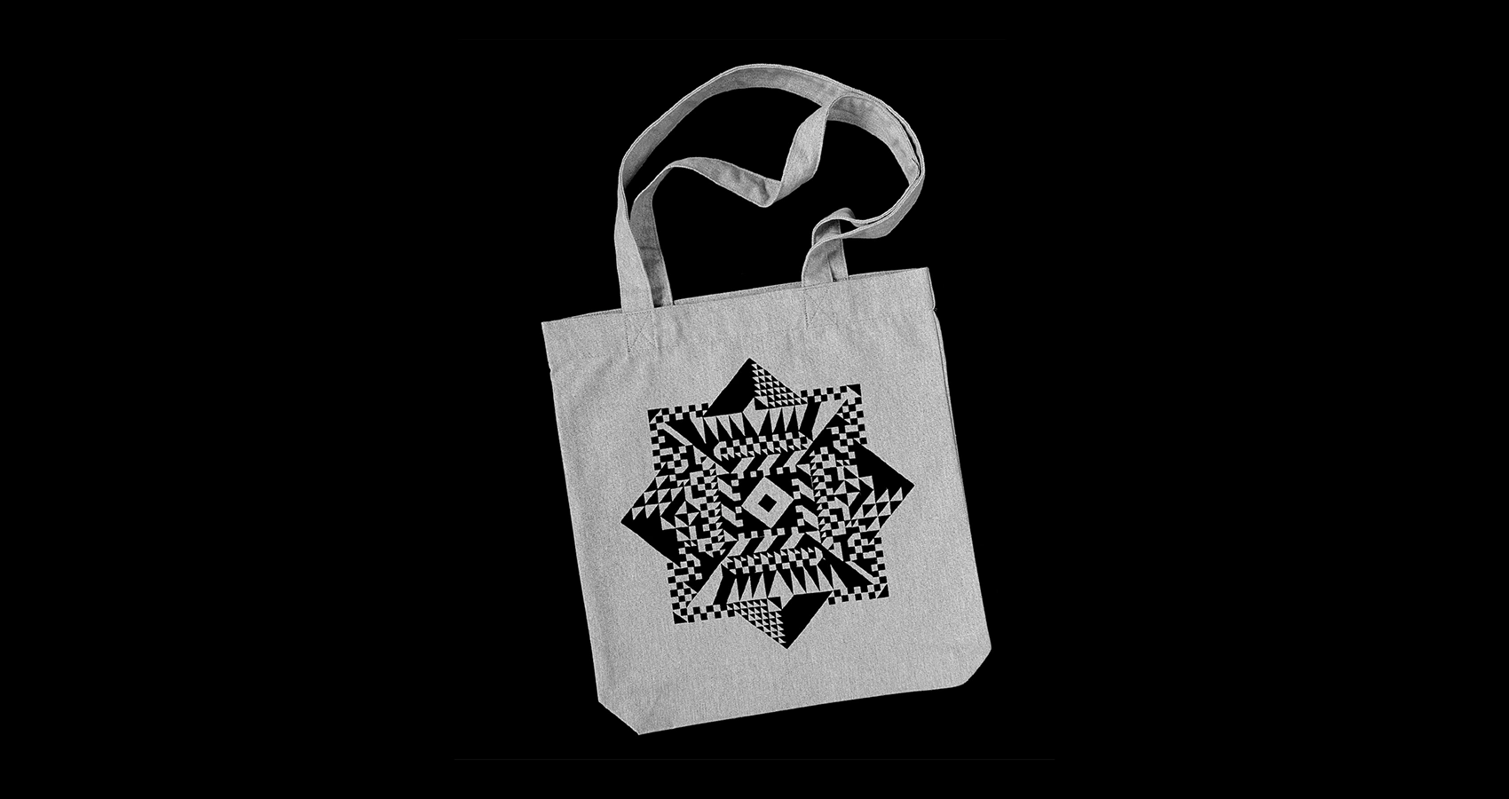 Tote bag sérigraphié motif géométrique en gros plan