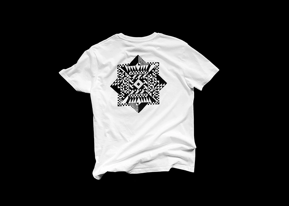 T-shirt sérigraphié avec motif géométrique minimaliste sur textile clair