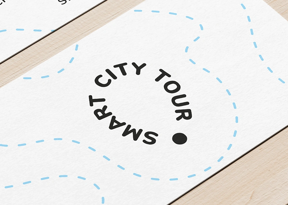 Zoom sur carte de visite Smart City Tour avec design minimal et logo typographique réalisée par Corentin Echivard