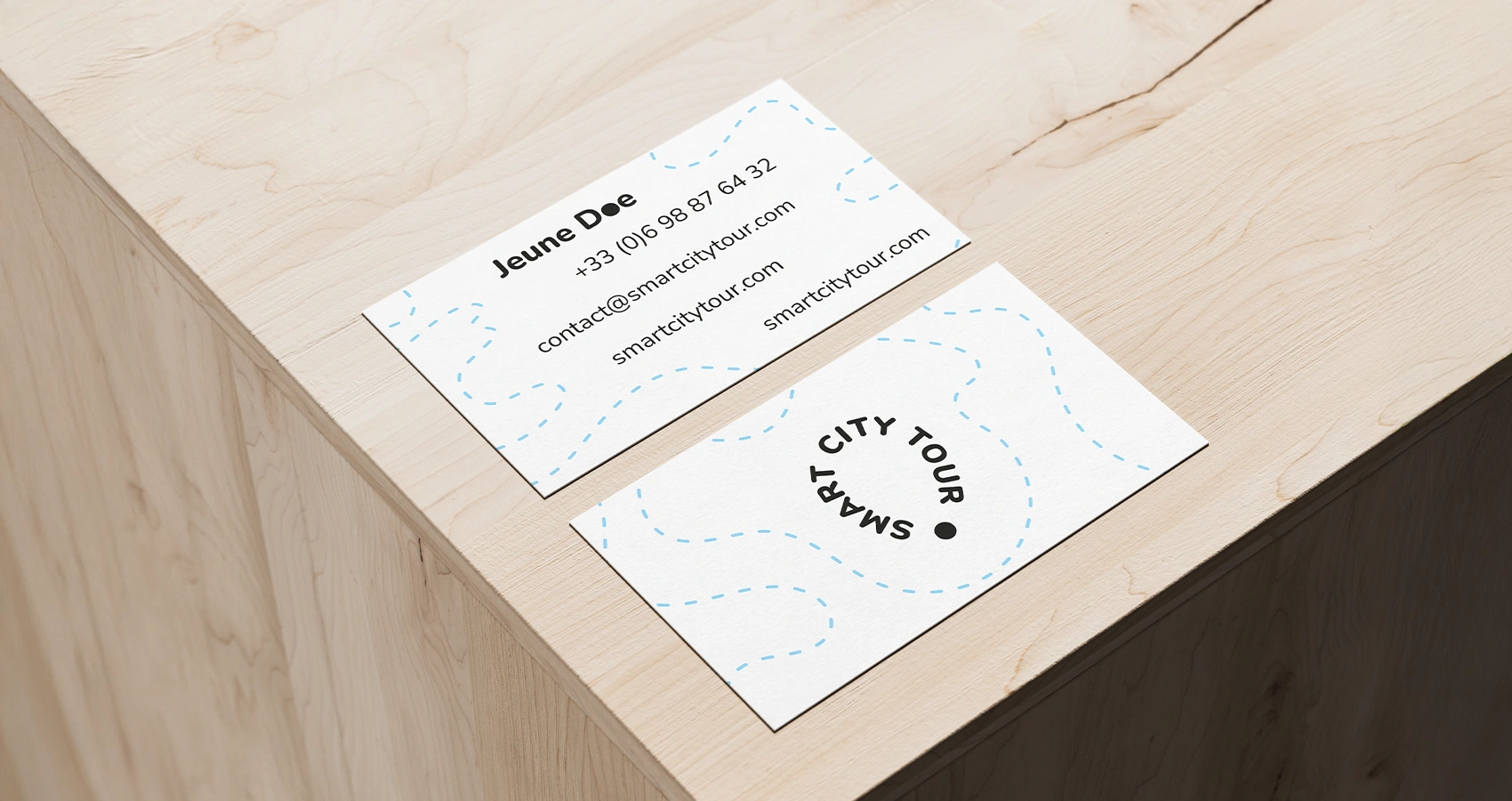 Carte de visite Smart City Tour avec typographie moderne et couleurs épurées développée par Corentin Echivard